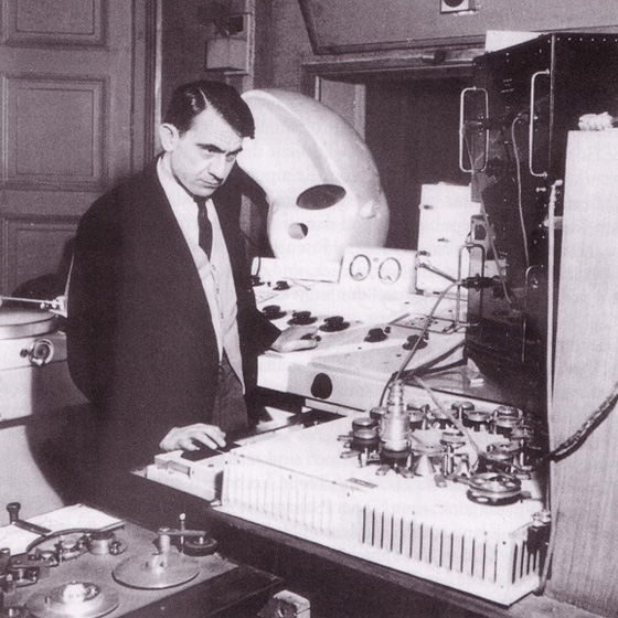 Pierre Schaeffer ovládající Phonogène, 1952.