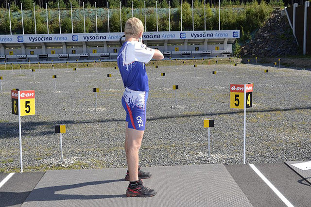 Poloha biatlonisty při střelbě vstoje – pohled zezadu