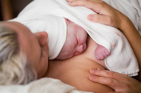 Bonding dítěte s matkou po vaginálním porodu