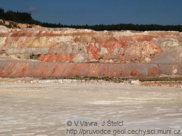 Kaznjov - pestr barvy kaolinitovch sediment