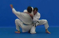 Přechod z postoje do kata gatame v sebeobraně