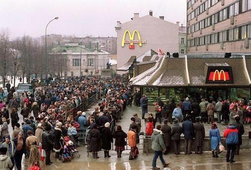 31. 1. 1990 – otevření historicky první provozovny McDonald's v SSSR